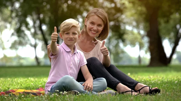 Happy Woman Boy Showing Thumbs Social Support Single Mothers — Stock Photo, Image