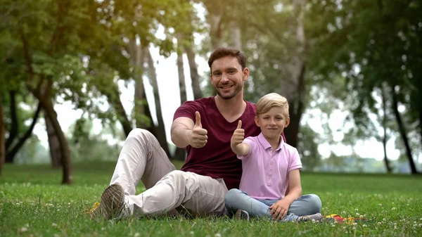 Mann Gutt Viser Tommelen Opp Sosial Støtte Til Alenemor Familie – stockfoto