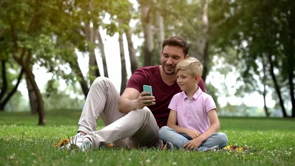 Papá Hijo Hablando Con Familiares Través Teléfono Inteligente Videoconferencia Internet —  Fotos de Stock