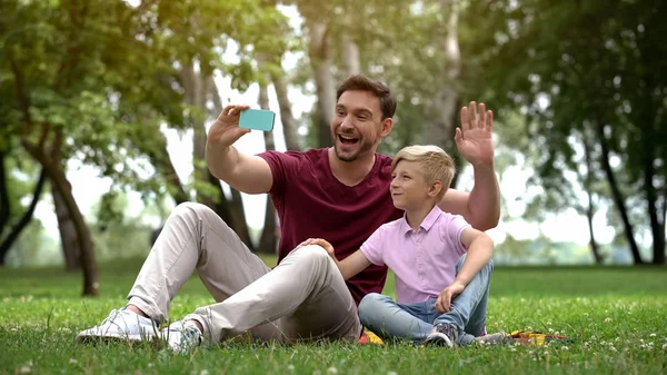 Vader Zoon Gesprek Met Moeder Smartphone Videoconferentie Buitenshuis — Stockfoto