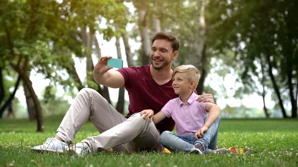 Táta Chlapec Selfie Smartphone Spočívající Parku Víkend Volný Čas — Stock fotografie