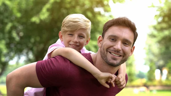 Pappa Och Son Piggyback Rida Familj Vilar Helgen Park Lycklig — Stockfoto