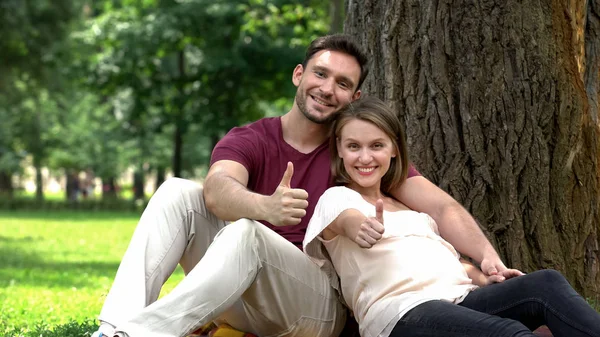 Casal Grávida Mostrando Polegares Para Cima Apoio Social Para Famílias — Fotografia de Stock