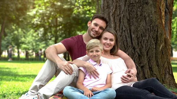 Família Com Filho Mulher Grávida Olhando Para Câmera Adoção Cuidados — Fotografia de Stock