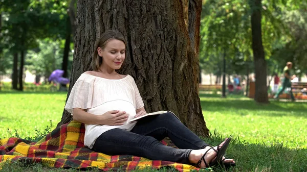 Gravid Kvinna Läsebok Park Avkopplande Utomhus Hälsa Och Mödravård — Stockfoto