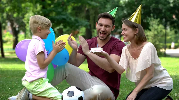 Padres Felicitando Hijo Con Cumpleaños Fiesta Afuera Sorpresa Inesperada — Foto de Stock