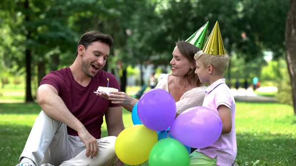 Madre Figlio Congratulano Con Papà Compleanno Piacevole Sorpresa Persone Vicine — Foto Stock