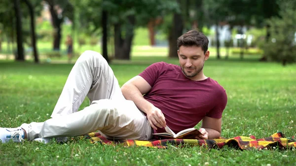 Adam okuma kitabı central Park'ta, büyük şehirde, geri kalan yoğun yaşam tarzı kaçış