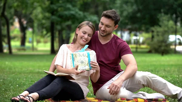 Marido Regala Mujer Querida Celebración Del Cumpleaños Aniversario — Foto de Stock