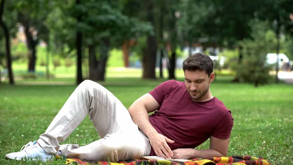 Carte Concentrată Lectură Masculină Parcul Central Așezată Carouri Timp Liber — Fotografie, imagine de stoc