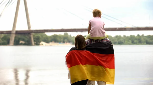 Familia Envuelta Bandera Alemana Mirando Puente Inmigración Día Independencia — Foto de Stock