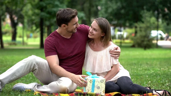 Esposa Regalo Amado Marido Celebración Cumpleaños Aniversario — Foto de Stock