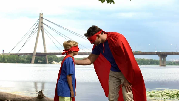 Superman Inspiriert Sohn Superheld Zum Sieg Väterliche Unterstützung Ratschläge Für — Stockfoto