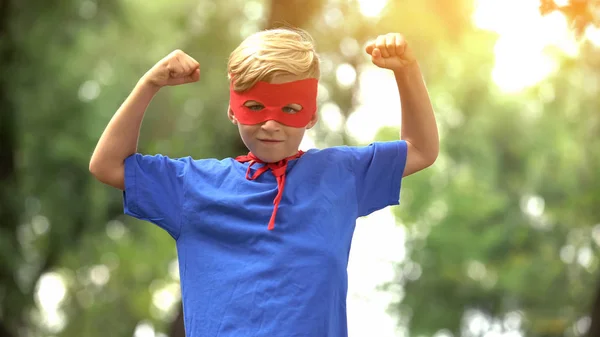 Chłopak Superhero Wyświetlono Mięśnie Gra Jako Psychoterapia Dla Zaufania Dziecka — Zdjęcie stockowe