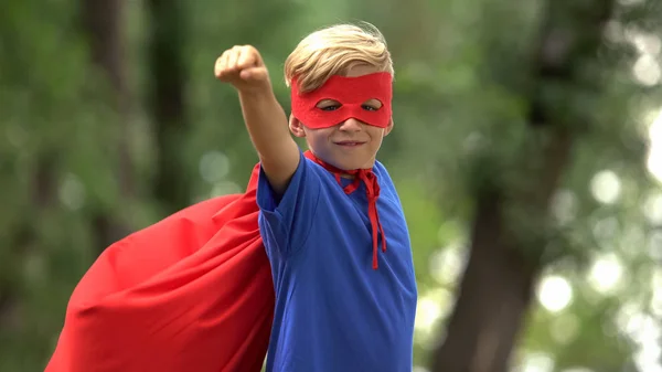 Chłopak Superhero Grając Parku Udając Latać Dzielnego Dziecka Zwycięzca Koncepcja — Zdjęcie stockowe
