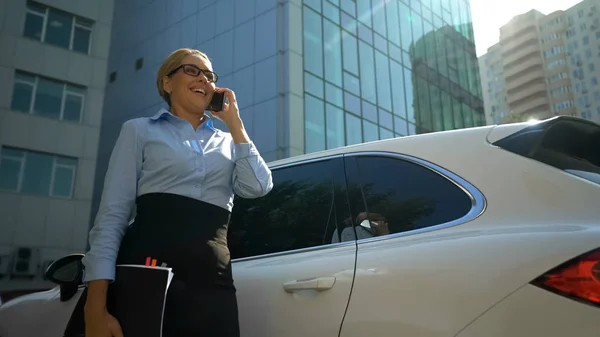 Empresaria Sintiéndose Feliz Hablando Por Teléfono Contrato Exitoso Inversión — Foto de Stock