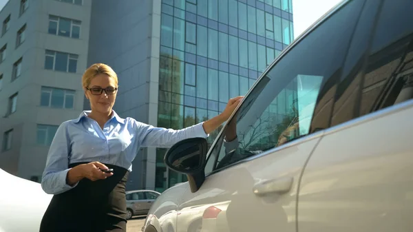 Senhora Negócios Feliz Entrar Auto Luxo Compra Bem Sucedida Empréstimo — Fotografia de Stock