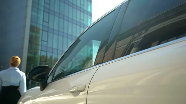 Geschäftsfrau Fuß Aus Dem Auto Bürogebäude Karriere Und Reichtum — Stockfoto