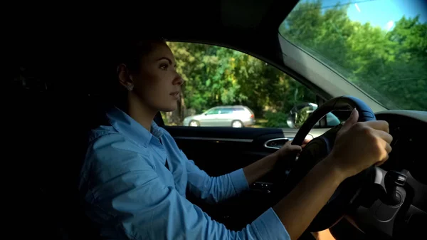Серьезная Женщина Ищет Парковку Внимательный Водитель Соблюдает Правила Дорожного Движения — стоковое фото