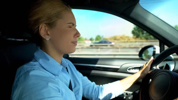 Женщина Искажает Глаза Время Вождения Размытое Зрение Риск Автомобильной Аварии — стоковое фото