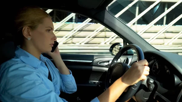 Wanita Berbicara Telepon Dan Mengemudi Mobil Kesal Dengan Masalah Tempat — Stok Foto