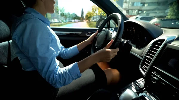 Carro Condução Feminino Marcha Atrás Procura Estacionamento Motorista Atento — Fotografia de Stock