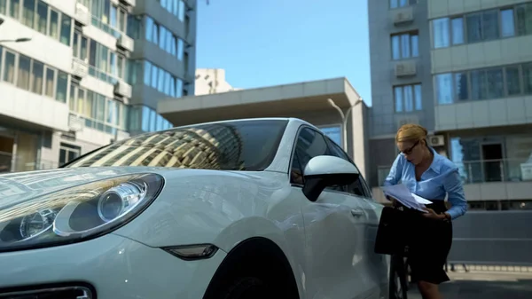 Mujer Adicta Trabajo Sale Del Coche Tirar Papeles Mal Día — Foto de Stock