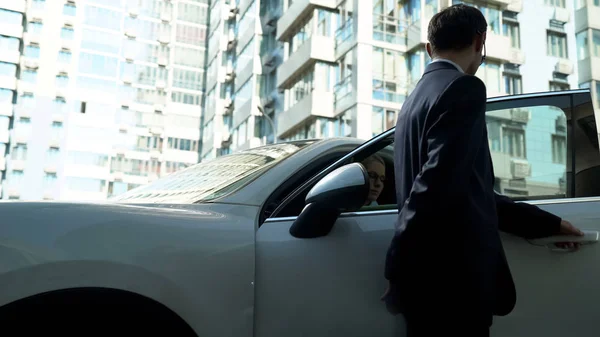 Guardaespaldas Abre Las Puertas Del Coche Mujer Negocios Proporciona Seguridad — Foto de Stock