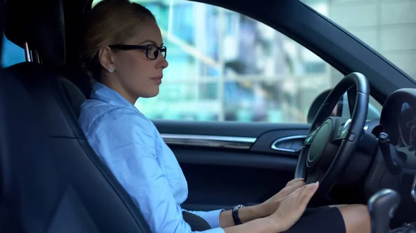 Mujer Negocios Sentada Coche Cogida Mano Volante Listo Para Conducir —  Fotos de Stock