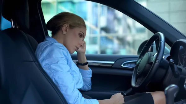 Sfrustrowany Kobieta Siedzi Samochodzie Zdenerwowany Powodu Awarii Pracy Zwolnienia — Zdjęcie stockowe