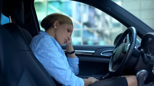 懸命に働く日後 疲れて車の中に座っている不幸な女性の酷使 — ストック写真