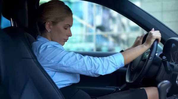 Erschöpfte Frau Schließt Augen Sitzt Auto Und Versucht Sich Nach — Stockfoto