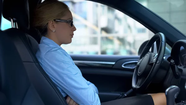 彼女の車の交差させた手で 仕事での問題に座っているヒステリーの実業家 — ストック写真