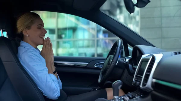 Mujer Sonriente Sentada Coche Nuevo Satisfecha Con Servicio Lujo Durante —  Fotos de Stock