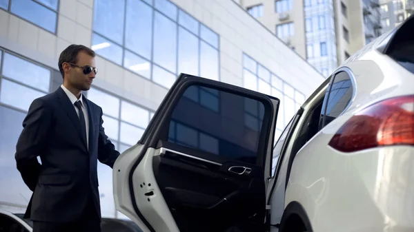 Verantwortlicher Fahrer Öffnet Autotür Für Seinen Chef Luxusservice Pflichten — Stockfoto