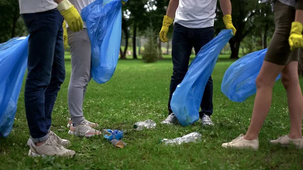 Sociedade Contra Poluição Cidadãos Ativos Coletando Lixo Parque Público — Fotografia de Stock