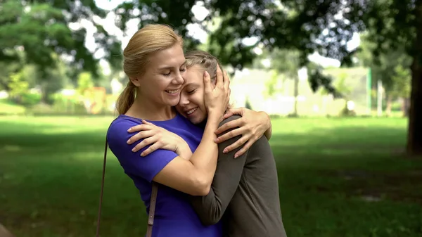 Mum Daughter Embracing Student Came Home Holiday Long Awaited Meeting — Stock Photo, Image