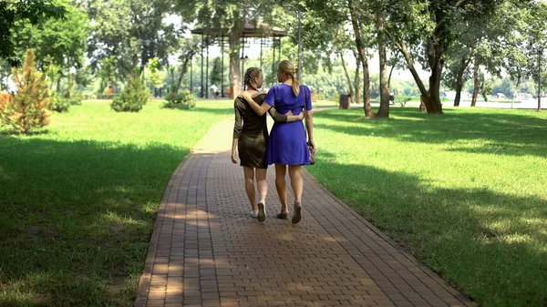 Beautiful Mother Daughter Walking Park Enjoying Pastime Outdoor — Stock Photo, Image