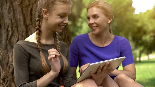 Boldog Lánya Anyja Online Bevásárló Park Tabletta Használ Értékesítés Üzletekben — Stock Fotó