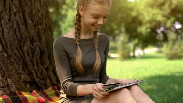 Adolescente Menina Compras Line Tablet Inserindo Número Cartão Crédito Vendas — Fotografia de Stock