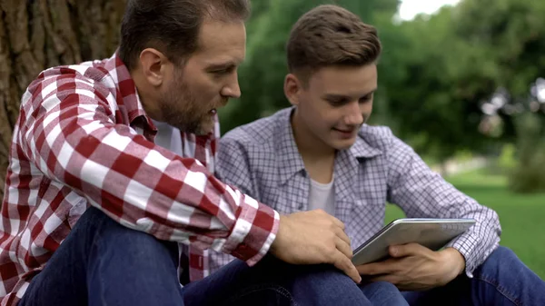 Father Son Looking Suitable Car Spare Parts Online Search Application — Stock Photo, Image