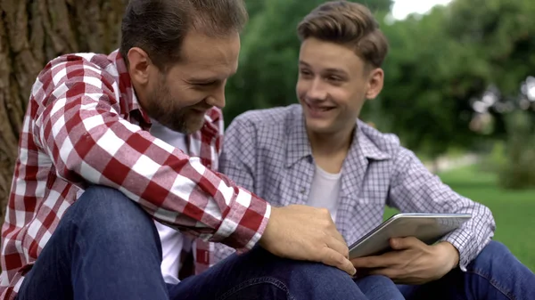 Teen Son Showing Photos His Girlfriend Father Men Talks Trust — Stock Photo, Image