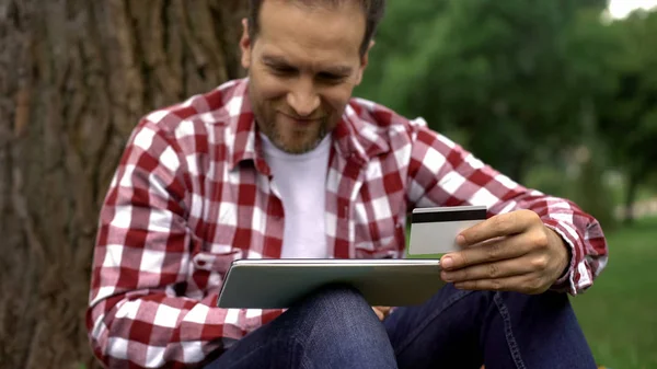 Homem Com Cartão Crédito Tablet Sorrindo Reservar Bilhetes Para Férias — Fotografia de Stock