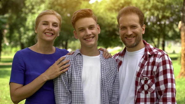 Familia Feliz Mirando Cámara Orgulloso Hijo Programa Intercambio Estudiantes — Foto de Stock