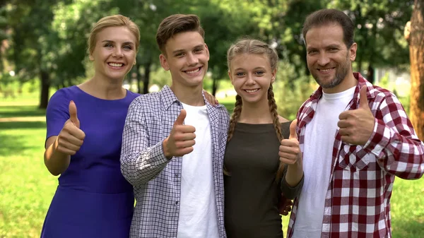 Radostné Rodinné Příslušníky Těší Víkend Parku Ukazuje Palec Kamery — Stock fotografie