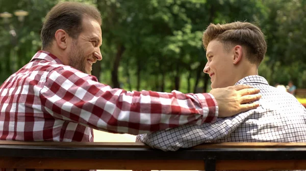 Adolescent Fils Parler Avec Père Sur Banc Dans Parc Papa — Photo