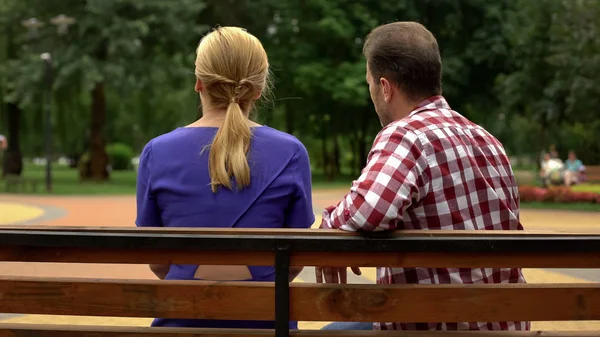 Back View Couple Sitting Park Bench Spending Time Together Conversation — Stock Photo, Image