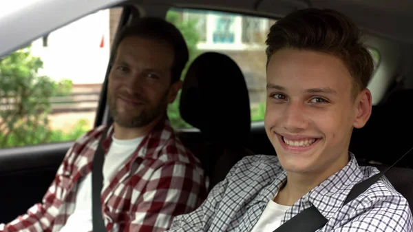 Șofer Tânăr Tatăl Său Zâmbind Cameră Adolescent Obtinerea Permisului Conducere — Fotografie, imagine de stoc