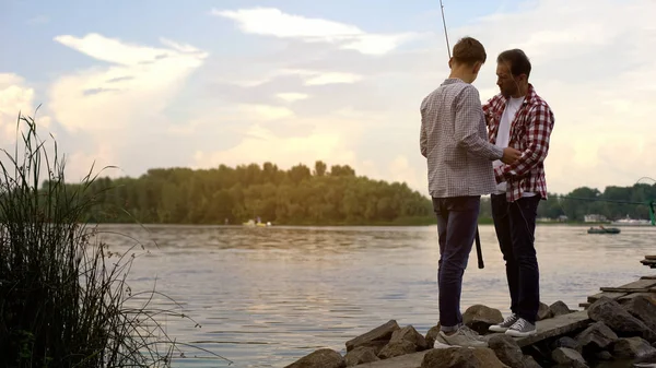 Far Och Gamla Son Förbereder Fiskespön Avkopplande Tillsammans Nära Lake — Stockfoto