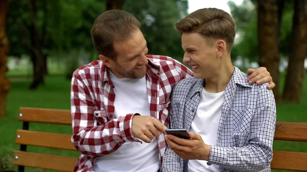 Smiling Father Son Laughing Funny Photo Relative Smartphone Rest — Stock Photo, Image